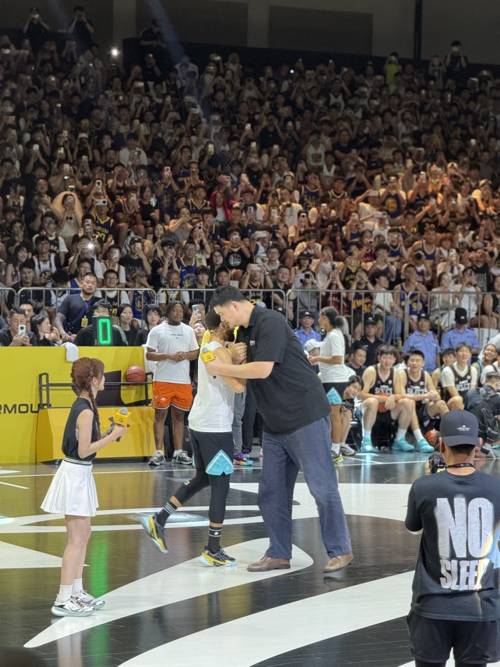 石油杯-姚明中场致辞对话库里 两代篮球明星同框身高差引热议